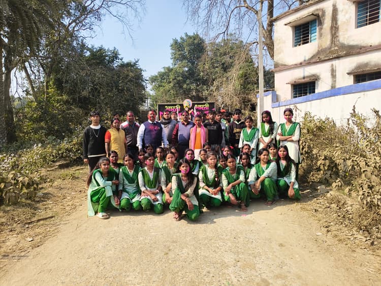 नम आंखों से मां सरस्वती की प्रतिमा का किया विसर्जन