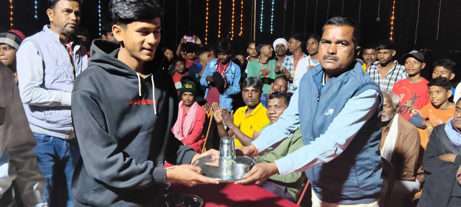 खेलकूद में अव्वल युवाओं को मिला पुरस्कार