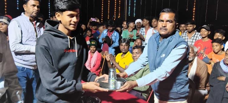 खेलकूद में अव्वल युवाओं को मिला पुरस्कार