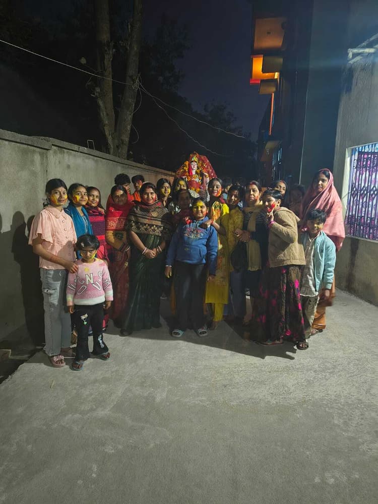 गाजे-बाजे के साथ प्रतिमा का किया विसर्जन