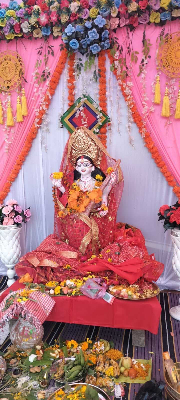 उपवास रख विद्यार्थियों ने की मां शारदे की पूजा अर्चना