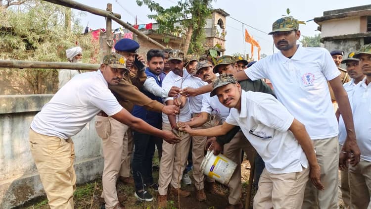 थाना परिसर में लगाये गये फलदार पौधे, पर्यावरण संरक्षण का दिया गया संदेश