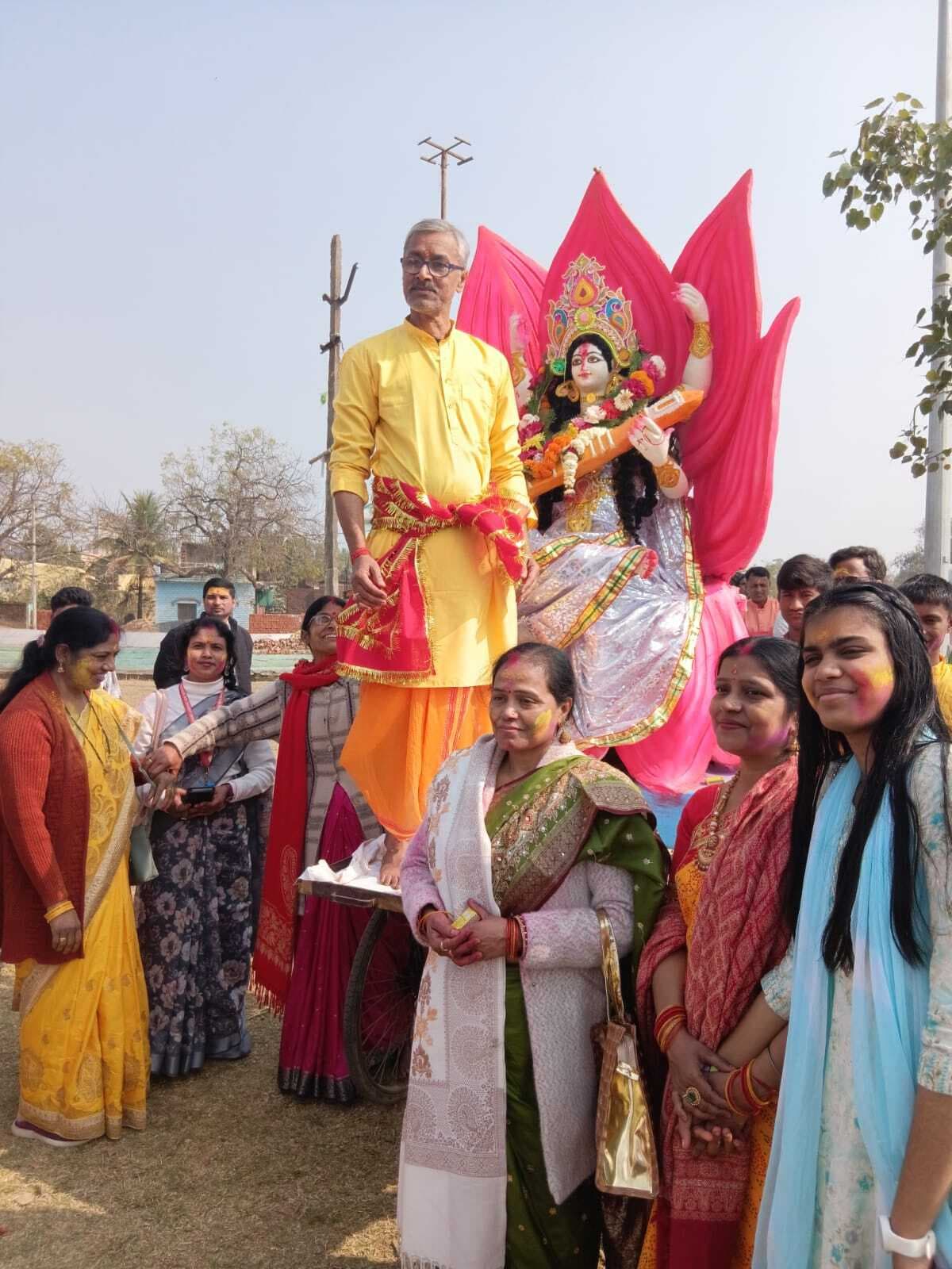 अश्रु पूर्ण नेत्रों से दी गयी मां शारदे को विदाई