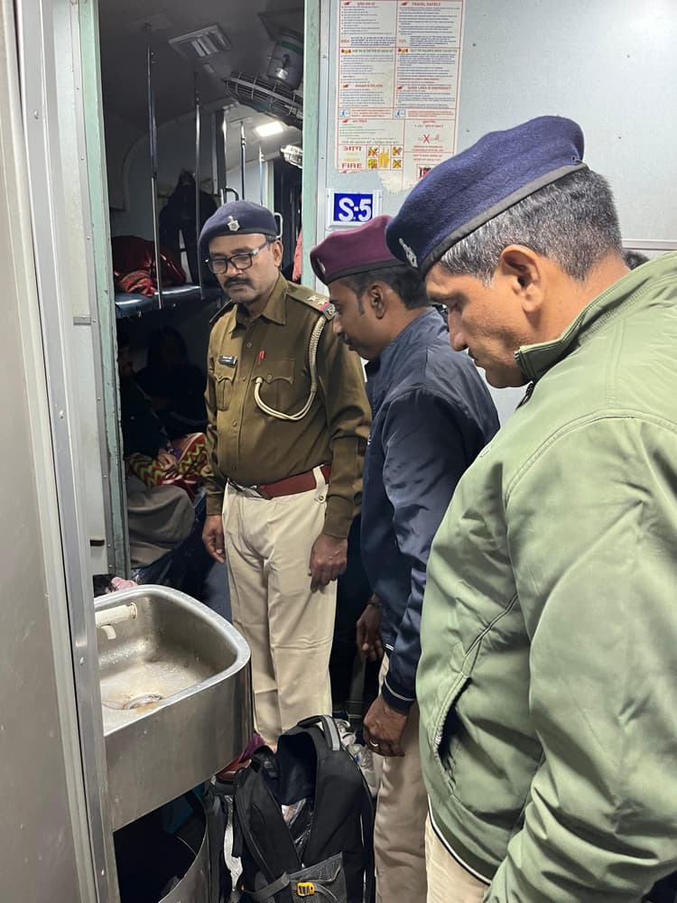 साहिबगंज स्टेशन पर सुरक्षा कड़ी, ट्रेनों व परिसर में चला सघन जांच अभियान