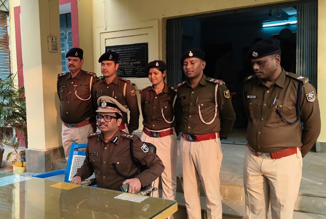 बांका में दो अलग-अलग ट्रकों से 2 करोड़ रुपये से अधिक मूल्य की शराब जब्त, चालक गिरफ्तार