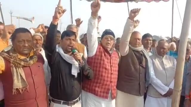 मौरा बालू घाट पर छठे दिन भी किसानों का धरना जारी, पूर्व विधायक रवींद्र यादव व बसपा नेता शिवराज यादव ने दिया समर्थन