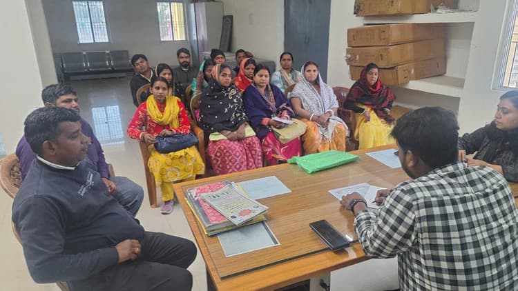 आवास सत्यापन में तेजी लाने का निर्देश, बीडीओ ने विकास मित्रों के साथ की बैठक