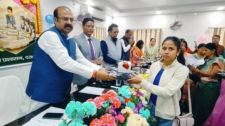 Darbhanga News: महिलाओं एवं बालिकाओं के विकास में मददगार साबित हो रही केंद्र एवं राज्य की कल्याणकारी योजनाएं- मंत्री
