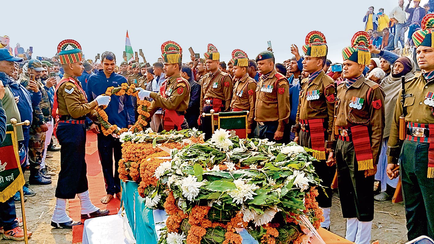 Bhojpuri News : 11 साल के बेटे प्रियांशु ने शहीद पिता को दी मुखाग्नि, राजकीय सम्मान के साथ अंतिम संस्कार