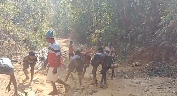 Chaibasa News : उदालखाम गांव जाने के लिए सड़क नहीं, पगडंडी सहारा