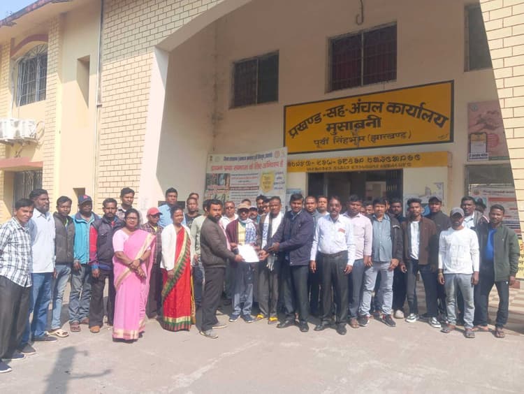 East Singhbhum News : जीरो किमी गांव के बेरोजगारों को प्राथमिकता मिले