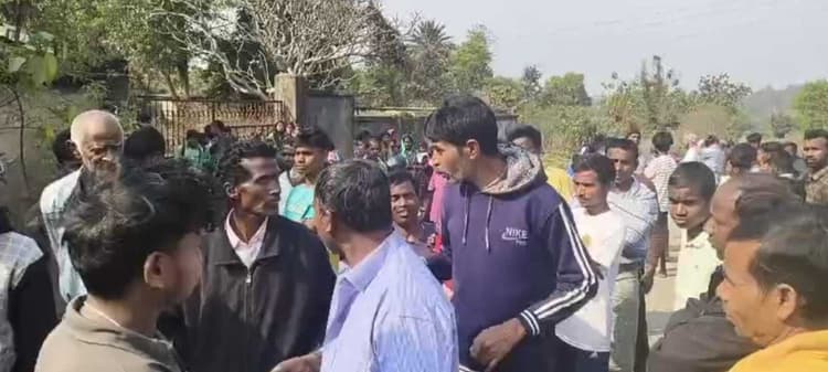 East Singhbhum News : स्कूल में सरस्वती पूजा नहीं होने पर हंगामा, शिक्षकों ने माफी मांगी