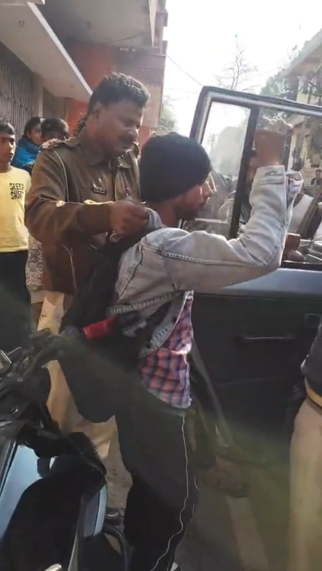 Jamshedpur News : दुस्साहस : मानगो में दिनदहाड़े एमआर के घर का ताला काट लाखों के जेवर व नकदी ले गये चोर