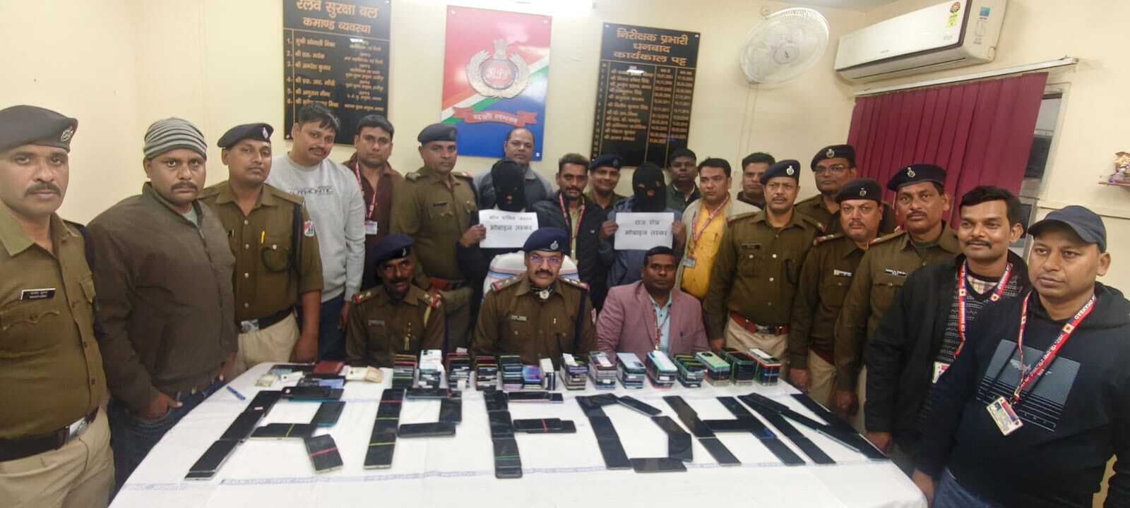 Dhanbad News: 205 पीस चोरी के मोबाइल के साथ दो युवक गिरफ्तार