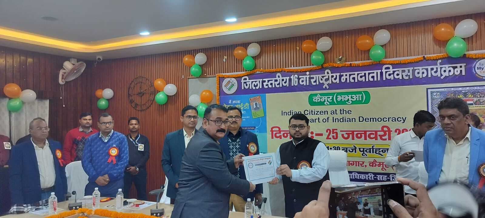 कृषि समन्वयक को डीएम ने प्रशस्ति पत्र देकर किया सम्मानित