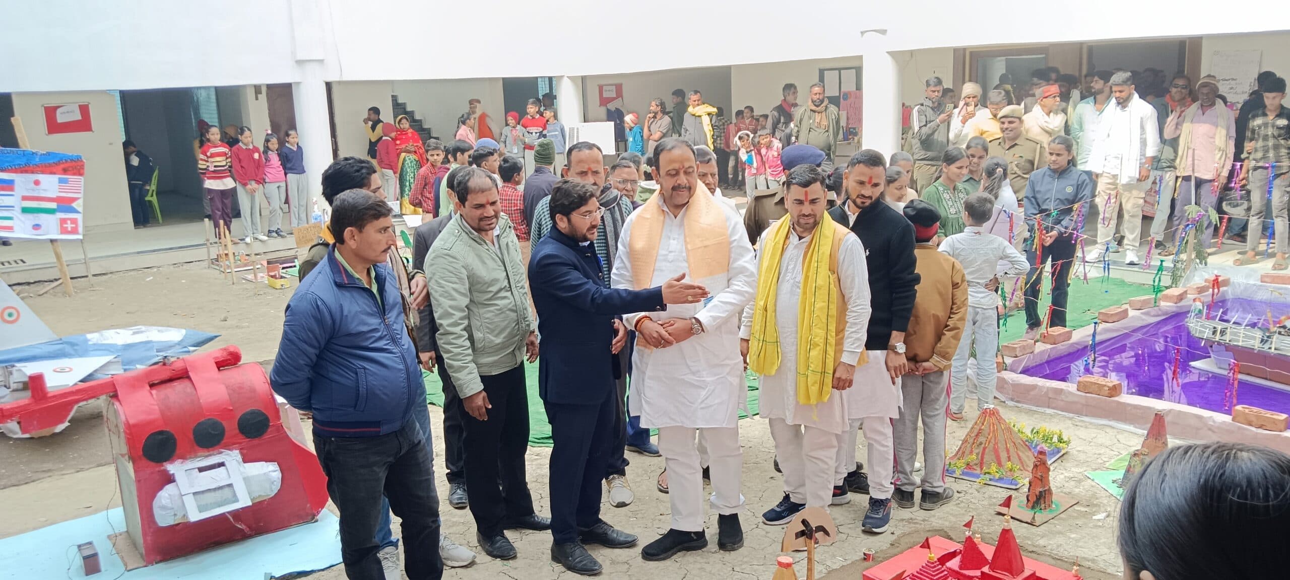 विज्ञान प्रदर्शनी में बच्चों ने आकर्षक मॉडल प्रस्तुत कर मोहा मन