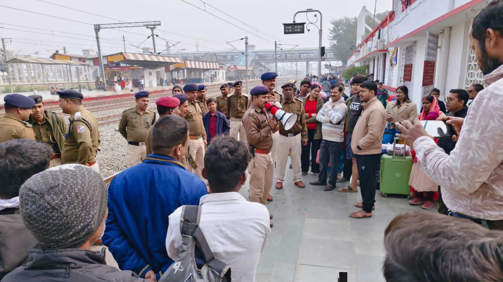स्टेशन पर लावारिस वस्तु व बैग को हाथ न लगाएं, पुलिस को शीघ्र दें सूचना