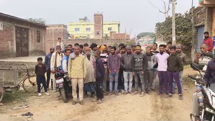 कुदरा में नाला व सड़क निर्माण को लेकर दो पक्षों में विवाद, सड़क जाम