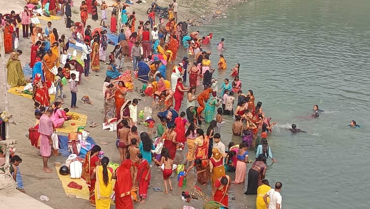 माघ मास की सप्तमी तिथि पर गंगा स्नान के लिए उमड़े श्रद्धालु