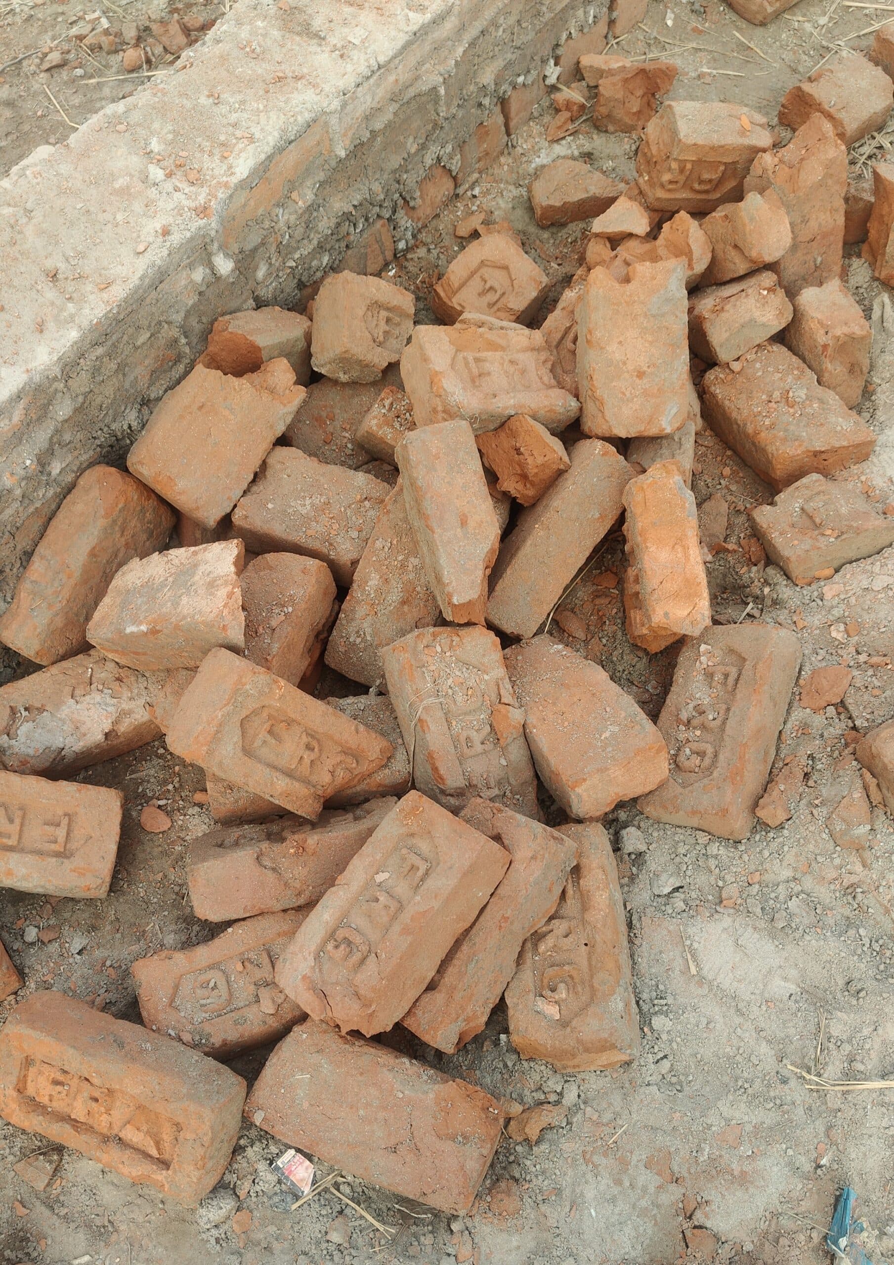 बिना बोर्ड लगाये उत्क्रमित उच्च विद्यालय परताहा में हो रहा चाहरदीवारी निर्माण