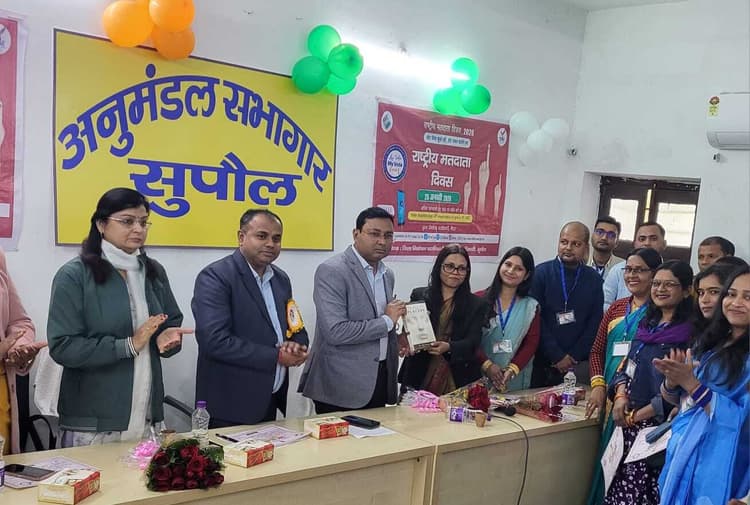 राष्ट्रीय मतदाता दिवस पर सम्मान समारोह: उत्कृष्ट कार्य करने वाले 70 पदाधिकारी-कर्मी हुए सम्मानित