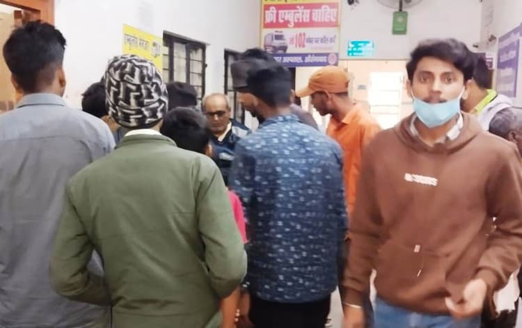 बाइक से गिरकर तीन लोग घायल, सदर अस्पताल में इलाजरत