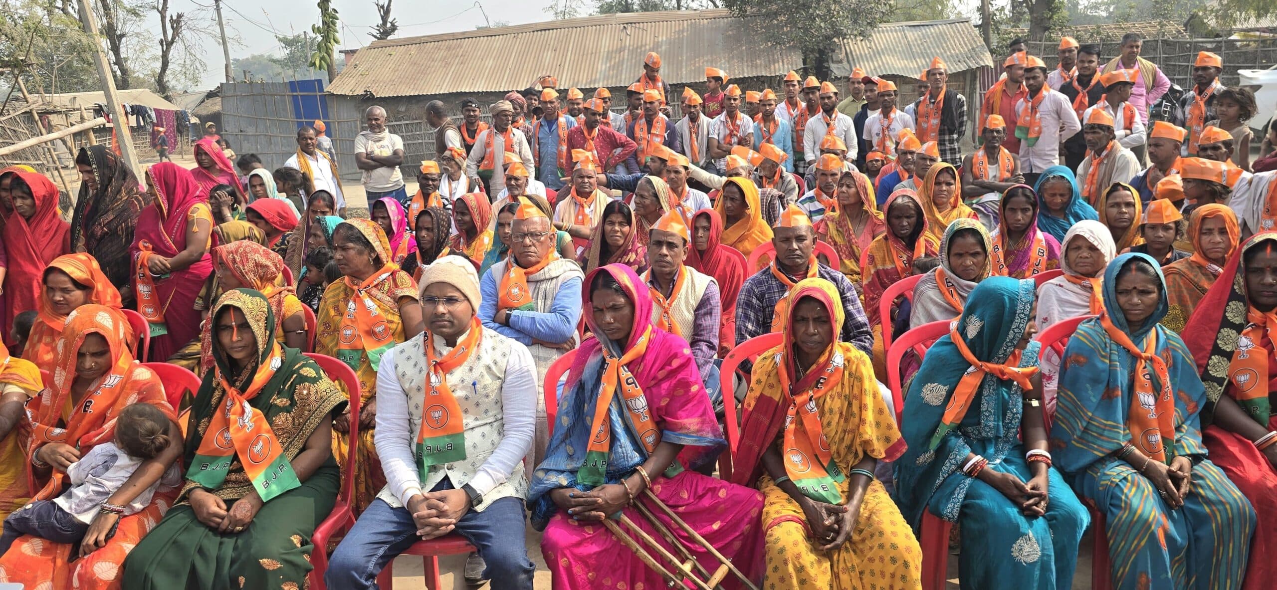 ग्वालपाड़ा गांव में भाजपाइयों ने सुनी पीएम के मन की बात