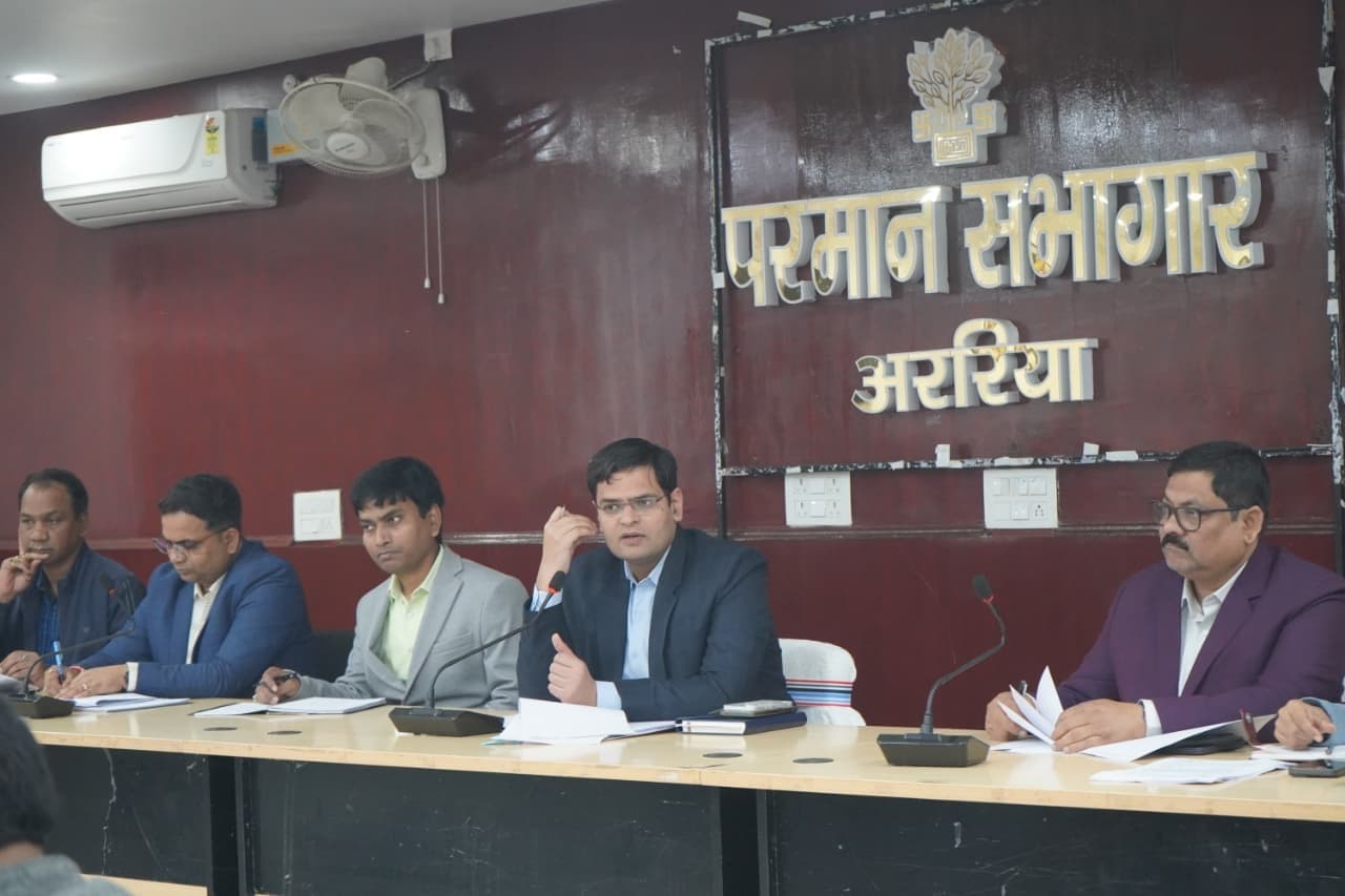 डीएम ने की पैक्स चुनाव से जुड़ी तैयारियां की समीक्षा