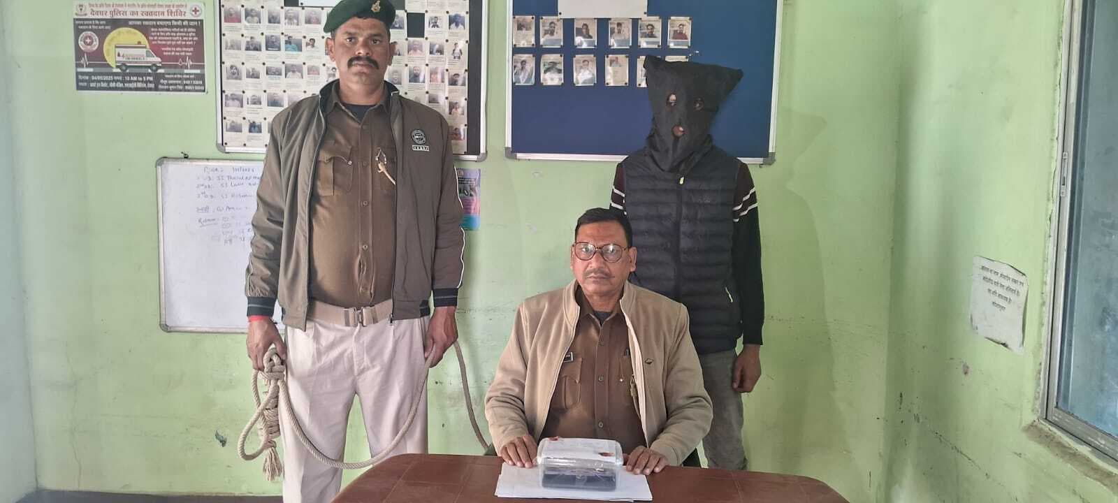 Deoghar News : अधिकारी बनकर साइबर ठगी करने वाला एक आरोपित गिरफ्तार