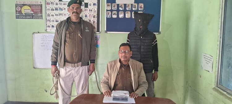 Deoghar News : अधिकारी बनकर साइबर ठगी करने वाला एक आरोपित गिरफ्तार