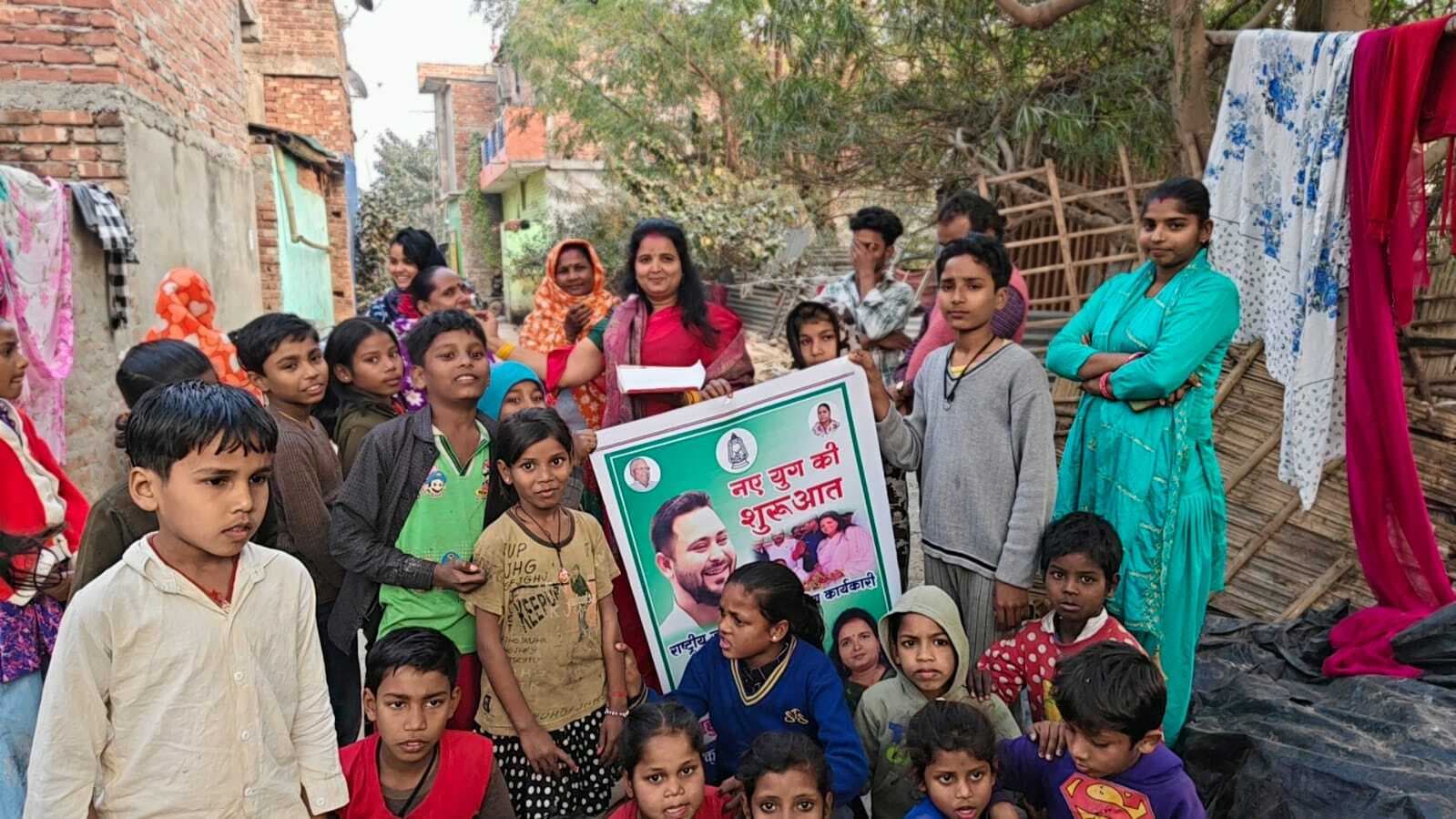 तेजस्वी के कार्यकारी अध्यक्ष बनने पर महादलित बस्ती में बांटी मिठाई