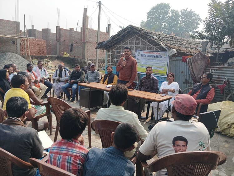 विधिक जागरूकता शिविर में लोगों को दी गयी कानून की जानकारी