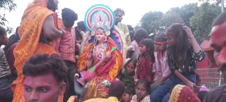 नम आंखों से माता की प्रतिमा को दी गयी विदाई