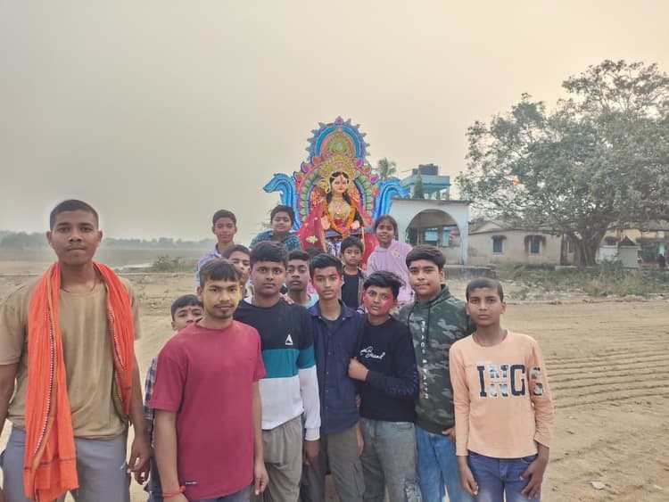 जय मां शारदे के जयकारों के बीच मां सरस्वती की प्रतिमाओं का विसर्जन