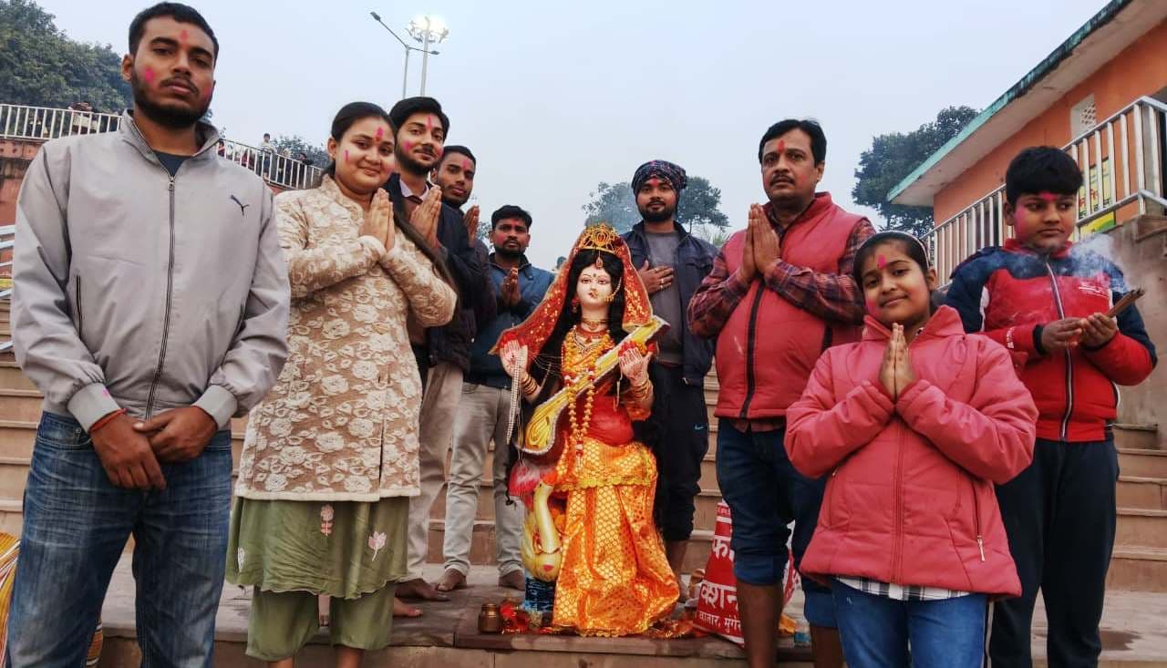 नम आंखों से श्रद्धालूओं ने दी मां सरस्वती की विदाई, विसर्जन शोभा यात्रा में उमड़ी भीड़