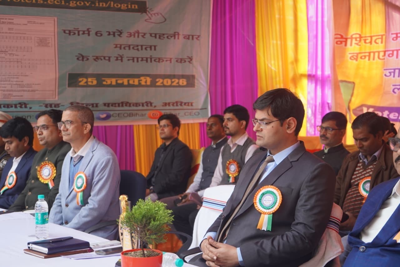 जिले में समारोहपूर्वक मनाया गया राष्ट्रीय मतदाता दिवसभारत जैसे विशाल देश में लोकतंत्र को सफल व सुदृढ़ बनाने में आम आम मतदाताओं की भूमिका महत्वपूर्णफोटो-10-कार्यक्रम में उपस्थित जिलाधिकारी व अन्यप्रतिनिधि, अररियाजिले में रविवार को राष्ट्रीय मतदाता दिवस का आयोजन समारोह पूर्वक किया गया. मौके पर समाहरणालय परिसर में आयोजित मुख्य कार्यक्रम जिलाधिकारी सह जिला निर्वाचन पदाधिकारी विनोद दूहन की अध्यक्षता में आयोजित की गयी. कार्यक्रम में अपर समाहर्ता सह जिला लोक शिकायत निवारण पदाधिकारी अजय ठाकुर ने पौधा भेंट कर जिलाधिकारी का कार्यक्रम में स्वागत किया. मौके पर मेरा युवा भारत खेल मंत्रालय भारत सरकार की अररिया शाखा द्वारा जिलाधिकारी को मोमेंटो भेंट किया गया. जिलाधिकारी विनोद दूहन सहित मौके परप उपस्थित अन्य अधिकारियों ने सामूहिक रूप से कार्यक्रम का विधिवत उद्घाटन किया. स्कूली बच्चियों द्वारा स्वागत प्रस्तुत कर कार्यक्रम में अतिथियों का स्वागत किया. जिला निर्वाचन पदाधिकारी ने कार्यक्रम के दौरान सभी मतदाताओं को निष्पक्ष, निर्भीक व जिम्मेदारी पूर्वक अपने मताधिकार के प्रयोग की शपथ दिलाई. जिला आइकॉन गायिका प्रिया राज, गायक अमर आनंद, एमए सानू ने मतदाता जागरूकता गीत के माध्यम से मजबूत लोकतंत्र के लिये मतदान के महत्व पर प्रकाश डाला. मौके पर मुख्य निर्वाचन आयुक्त के संदेश का प्रसारण भी किया गया. कार्यक्रम को संबोधित करते हुए जिलाधिकारी ने कहा कि भारत विश्व का सबसे बड़ा लोकतांत्रिक देश है. इस विशाल लोकतंत्र को सफल व सुदृढ़ बनाने में मतदाताओं की भूमिका बेहद महत्वपूर्ण है. उन्होंने कहा कि गणराज्य व्यवस्था को प्रभावी बनाने में नागरिकों की जागरूकता व सक्रिय भागीदारी जरूरी है. जिलाधिकारी ने कहा कि वर्ष 1951 से लेकर अब तक देश में सभी आम चुनाव सफलतापूर्वक संपन्न कराये गये हैं. जो भारत की मजबूत लोकतांत्रिक परंपरा व निर्वाचन प्रणाली की विश्वसनीयता को दर्शाता है. उन्होंने कहा कि हाल के दिनों में संपन्न विशेष गहन पुनरीक्षण के उपरांत शुद्ध व त्रुटिरहित मतदाता सूची का निर्माण किया गया है. इससे सभी पदाधिकारियों व कर्मियों का सहयोग सराहनीय रहा है. उन्होंने कहा कि हाल के दिनों में हुए चुनाव में महिला मतदाताओं की भागीदारी ऐतिहासिक रूप से सर्वाधिक रही है. जो समाज में बढ़ती राजनीतिक चेतना व महिलाओं की सशक्त भागीदारी का प्रतीक है. उन्होंने पुरुष एवं युवा मतदाताओं की भागीदारी को भी अहम बताया. कार्यक्रम के अंत में विशेष गहन पुनरीक्षण कार्य में उत्कृष्ट कार्य करने वाले अधिकारी, बीएलओ को जिलाधिकारी द्वारा प्रशस्ति पत्र देकर सम्मानित किया गया. सम्मान प्राप्त करने वालों में इन्तेखाब अनवर, विकास आनंद, अवधेष कुमार झा, मो आसिफ नशी, कर्मचन महतो, अजय कमार, जिला स्वीप आइकॉन अमर आनंद, प्रिया राज, एमए शाह, सावरा तरन्नुम, डॉ पल्लवी जोशी, निर्वाचक निबंधन पदाधिकारी अमित कुमार, एस प्रतीक, रंजीत रंजन, रवि प्रकाश, अनिल कुमार झा, रोजी कुमारी, वरीय प्रभारी निर्वाचन अजय कुमार ठाकुर, उप निर्वाचन पदाधिकारी डॉ राम बाबू कुमार, अवर निर्वाचन पदाधिकारी अमर कुमार सहित अन्य कार्यालय कर्मियों को कार्यक्रम के दौरान प्रशस्ति पत्र प्रदान कर सम्मानित किया गया.