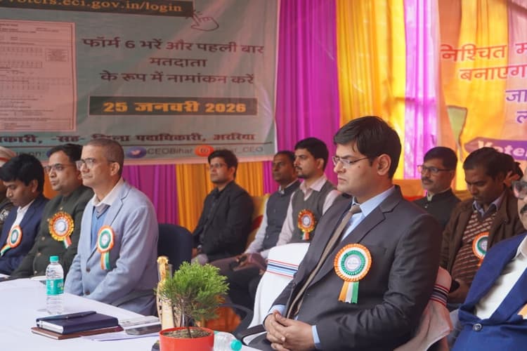 जिले में समारोहपूर्वक मनाया गया राष्ट्रीय मतदाता दिवसभारत जैसे विशाल देश में लोकतंत्र को सफल व सुदृढ़ बनाने में आम आम मतदाताओं की भूमिका महत्वपूर्णफोटो-10-कार्यक्रम में उपस्थित जिलाधिकारी व अन्यप्रतिनिधि, अररियाजिले में रविवार को राष्ट्रीय मतदाता दिवस का आयोजन समारोह पूर्वक किया गया. मौके पर समाहरणालय परिसर में आयोजित मुख्य कार्यक्रम जिलाधिकारी सह जिला निर्वाचन पदाधिकारी विनोद दूहन की अध्यक्षता में आयोजित की गयी. कार्यक्रम में अपर समाहर्ता सह जिला लोक शिकायत निवारण पदाधिकारी अजय ठाकुर ने पौधा भेंट कर जिलाधिकारी का कार्यक्रम में स्वागत किया. मौके पर मेरा युवा भारत खेल मंत्रालय भारत सरकार की अररिया शाखा द्वारा जिलाधिकारी को मोमेंटो भेंट किया गया. जिलाधिकारी विनोद दूहन सहित मौके परप उपस्थित अन्य अधिकारियों ने सामूहिक रूप से कार्यक्रम का विधिवत उद्घाटन किया. स्कूली बच्चियों द्वारा स्वागत प्रस्तुत कर कार्यक्रम में अतिथियों का स्वागत किया. जिला निर्वाचन पदाधिकारी ने कार्यक्रम के दौरान सभी मतदाताओं को निष्पक्ष, निर्भीक व जिम्मेदारी पूर्वक अपने मताधिकार के प्रयोग की शपथ दिलाई. जिला आइकॉन गायिका प्रिया राज, गायक अमर आनंद, एमए सानू ने मतदाता जागरूकता गीत के माध्यम से मजबूत लोकतंत्र के लिये मतदान के महत्व पर प्रकाश डाला. मौके पर मुख्य निर्वाचन आयुक्त के संदेश का प्रसारण भी किया गया. कार्यक्रम को संबोधित करते हुए जिलाधिकारी ने कहा कि भारत विश्व का सबसे बड़ा लोकतांत्रिक देश है. इस विशाल लोकतंत्र को सफल व सुदृढ़ बनाने में मतदाताओं की भूमिका बेहद महत्वपूर्ण है. उन्होंने कहा कि गणराज्य व्यवस्था को प्रभावी बनाने में नागरिकों की जागरूकता व सक्रिय भागीदारी जरूरी है. जिलाधिकारी ने कहा कि वर्ष 1951 से लेकर अब तक देश में सभी आम चुनाव सफलतापूर्वक संपन्न कराये गये हैं. जो भारत की मजबूत लोकतांत्रिक परंपरा व निर्वाचन प्रणाली की विश्वसनीयता को दर्शाता है. उन्होंने कहा कि हाल के दिनों में संपन्न विशेष गहन पुनरीक्षण के उपरांत शुद्ध व त्रुटिरहित मतदाता सूची का निर्माण किया गया है. इससे सभी पदाधिकारियों व कर्मियों का सहयोग सराहनीय रहा है. उन्होंने कहा कि हाल के दिनों में हुए चुनाव में महिला मतदाताओं की भागीदारी ऐतिहासिक रूप से सर्वाधिक रही है. जो समाज में बढ़ती राजनीतिक चेतना व महिलाओं की सशक्त भागीदारी का प्रतीक है. उन्होंने पुरुष एवं युवा मतदाताओं की भागीदारी को भी अहम बताया. कार्यक्रम के अंत में विशेष गहन पुनरीक्षण कार्य में उत्कृष्ट कार्य करने वाले अधिकारी, बीएलओ को जिलाधिकारी द्वारा प्रशस्ति पत्र देकर सम्मानित किया गया. सम्मान प्राप्त करने वालों में इन्तेखाब अनवर, विकास आनंद, अवधेष कुमार झा, मो आसिफ नशी, कर्मचन महतो, अजय कमार, जिला स्वीप आइकॉन अमर आनंद, प्रिया राज, एमए शाह, सावरा तरन्नुम, डॉ पल्लवी जोशी, निर्वाचक निबंधन पदाधिकारी अमित कुमार, एस प्रतीक, रंजीत रंजन, रवि प्रकाश, अनिल कुमार झा, रोजी कुमारी, वरीय प्रभारी निर्वाचन अजय कुमार ठाकुर, उप निर्वाचन पदाधिकारी डॉ राम बाबू कुमार, अवर निर्वाचन पदाधिकारी अमर कुमार सहित अन्य कार्यालय कर्मियों को कार्यक्रम के दौरान प्रशस्ति पत्र प्रदान कर सम्मानित किया गया.