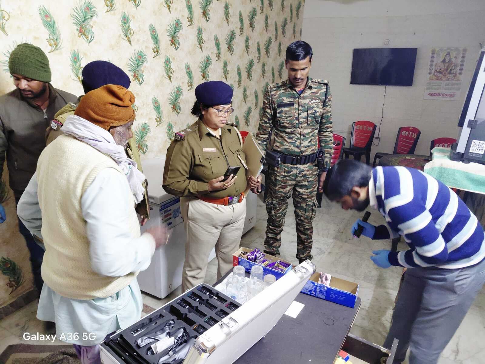 यौन शोषण मामले में गायत्री नगर दौलतपुर के दो कमरों का एफएसएल टीम ने की जांच