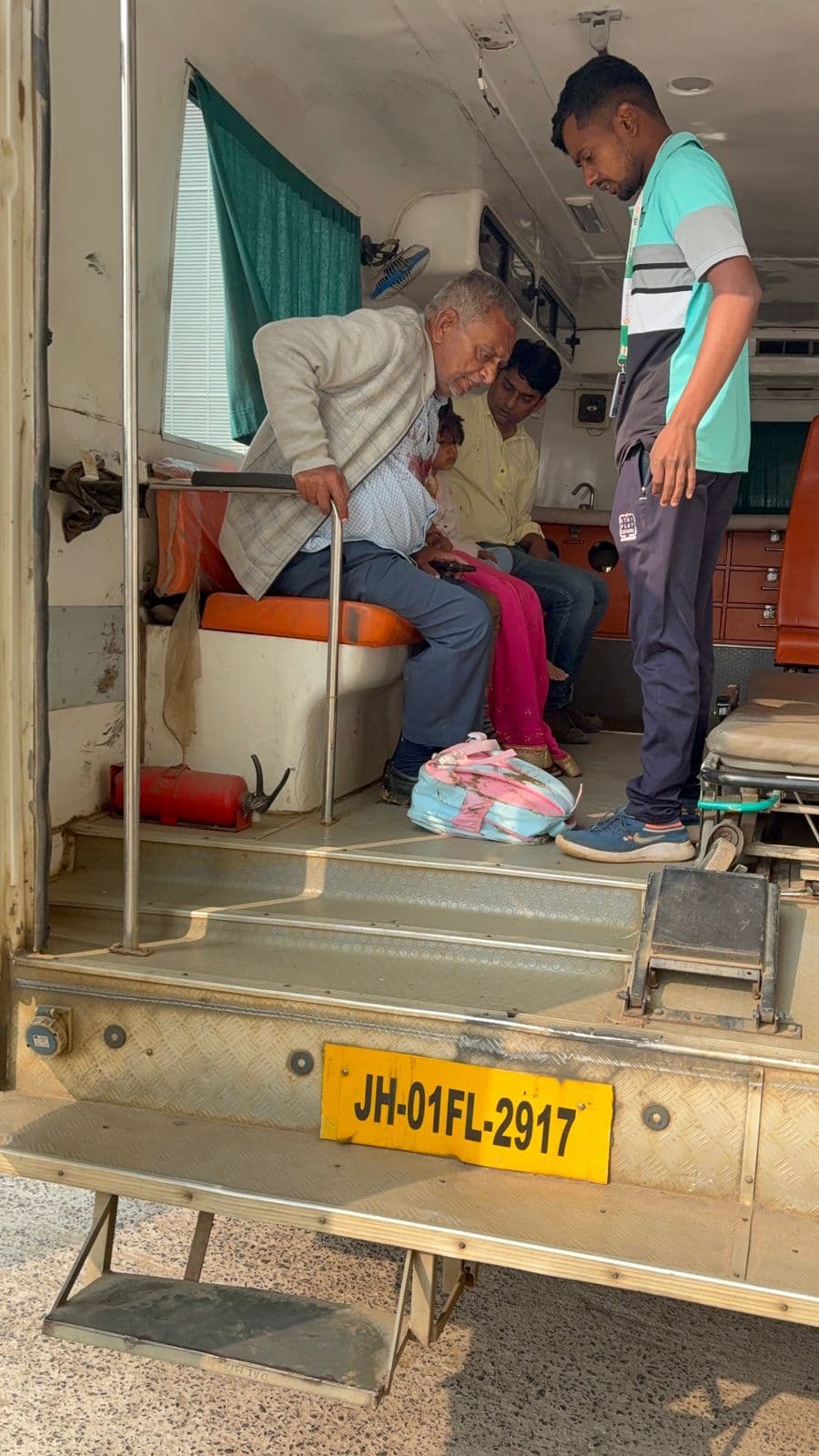 Deoghar News : बछड़ा को बचाने में 30 फीट नीचे खेत में पलटी कार, पांच लोग घायल