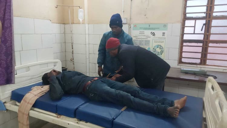 हादसा : बस स्टैंड के पास बाइक से गिर कर युवक घायल, भर्ती