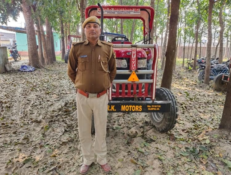 पुलिस ने बालू लदे ट्रैक्टर को किया जब्त