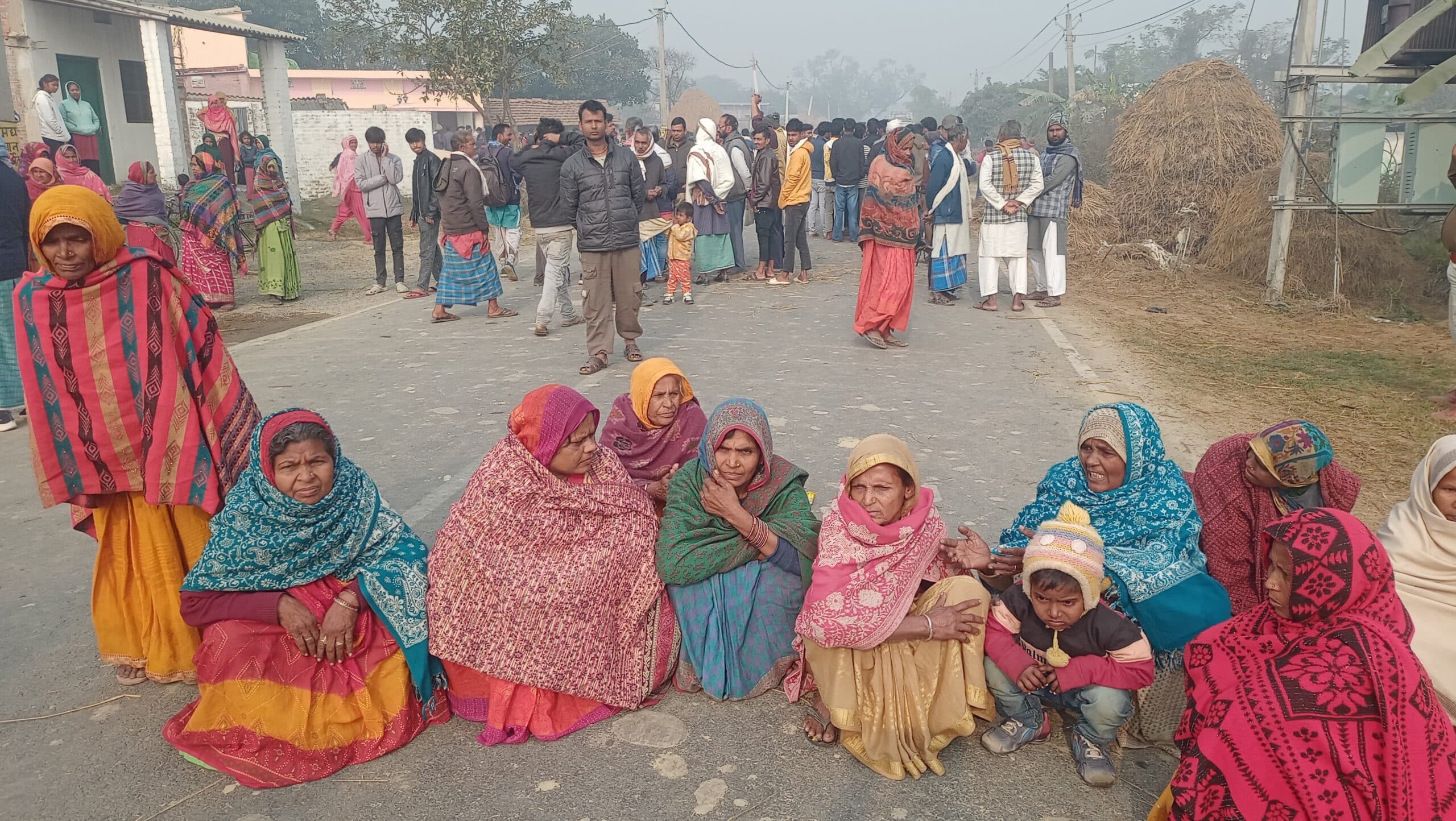 Madhubani News : छात्र की हत्या के विरोध में ग्रामीणों ने सड़क जाम कर किया प्रदर्शन