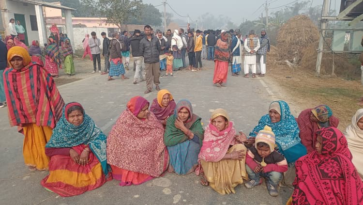Madhubani News : छात्र की हत्या के विरोध में ग्रामीणों ने सड़क जाम कर किया प्रदर्शन