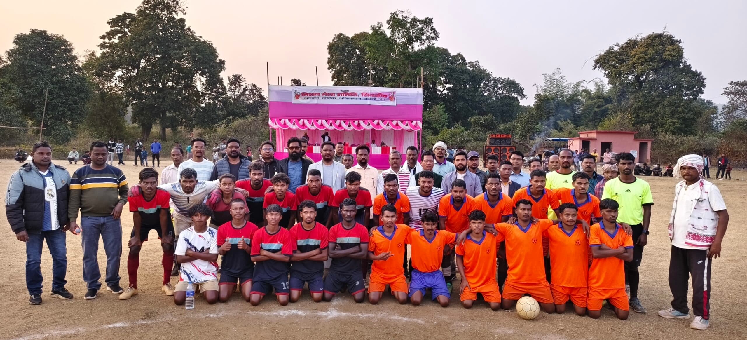 Seraikela Kharsawan News : फुटबॉल टूर्नामेंट की ट्रॉफी पर रायगुटू नवाडीह क्लब का कब्जा