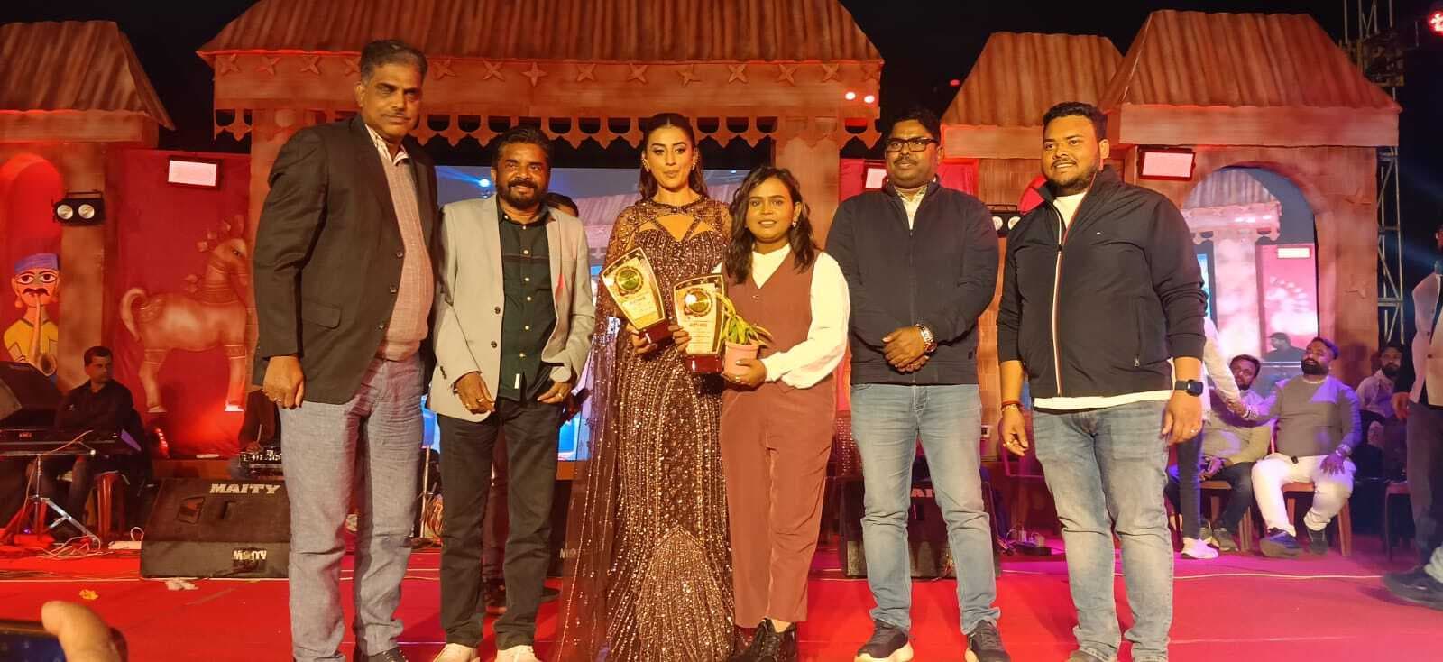 East Singhbhum News : गूंज महोत्सव के तीसरे दिन अक्षरा सिंह व शिल्पी राज ने गीतों से मचाया धमाल