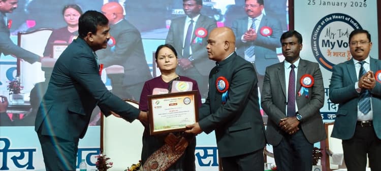 East Singhbhum News : घाटशिला उप-चुनाव सफलतापूर्वक कराने के लिए एसडीओ सम्मानित