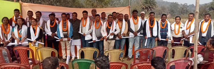 East Singhbhum News : कैलेंडर का विमोचन, रिटायर शिक्षक सम्मानित