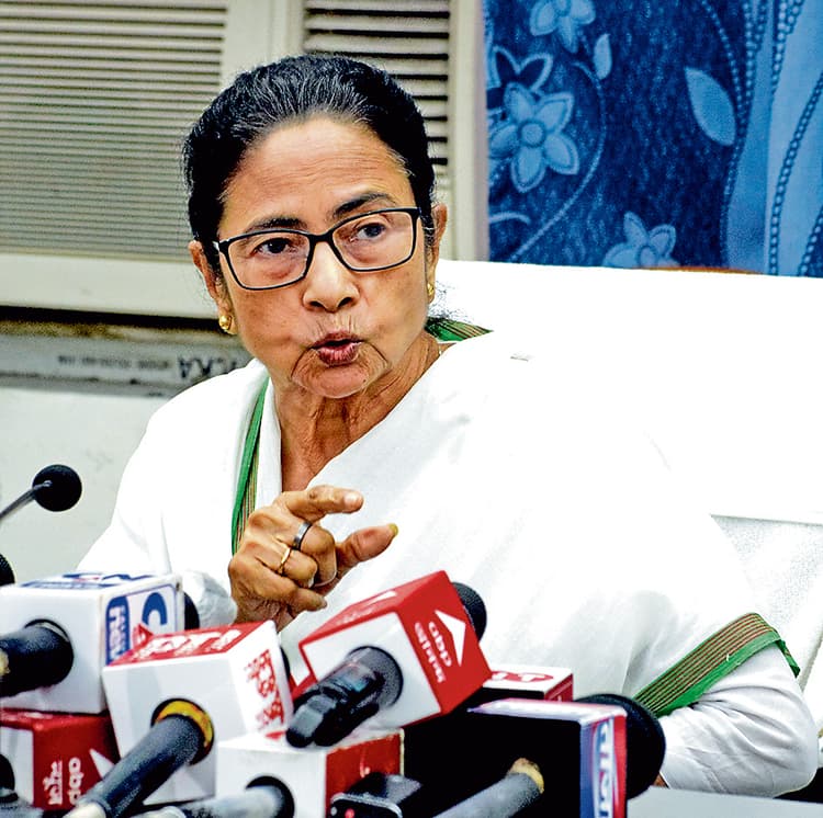 ममता ने आयोग पर लगाया विपक्ष को कुचलने का आरोप