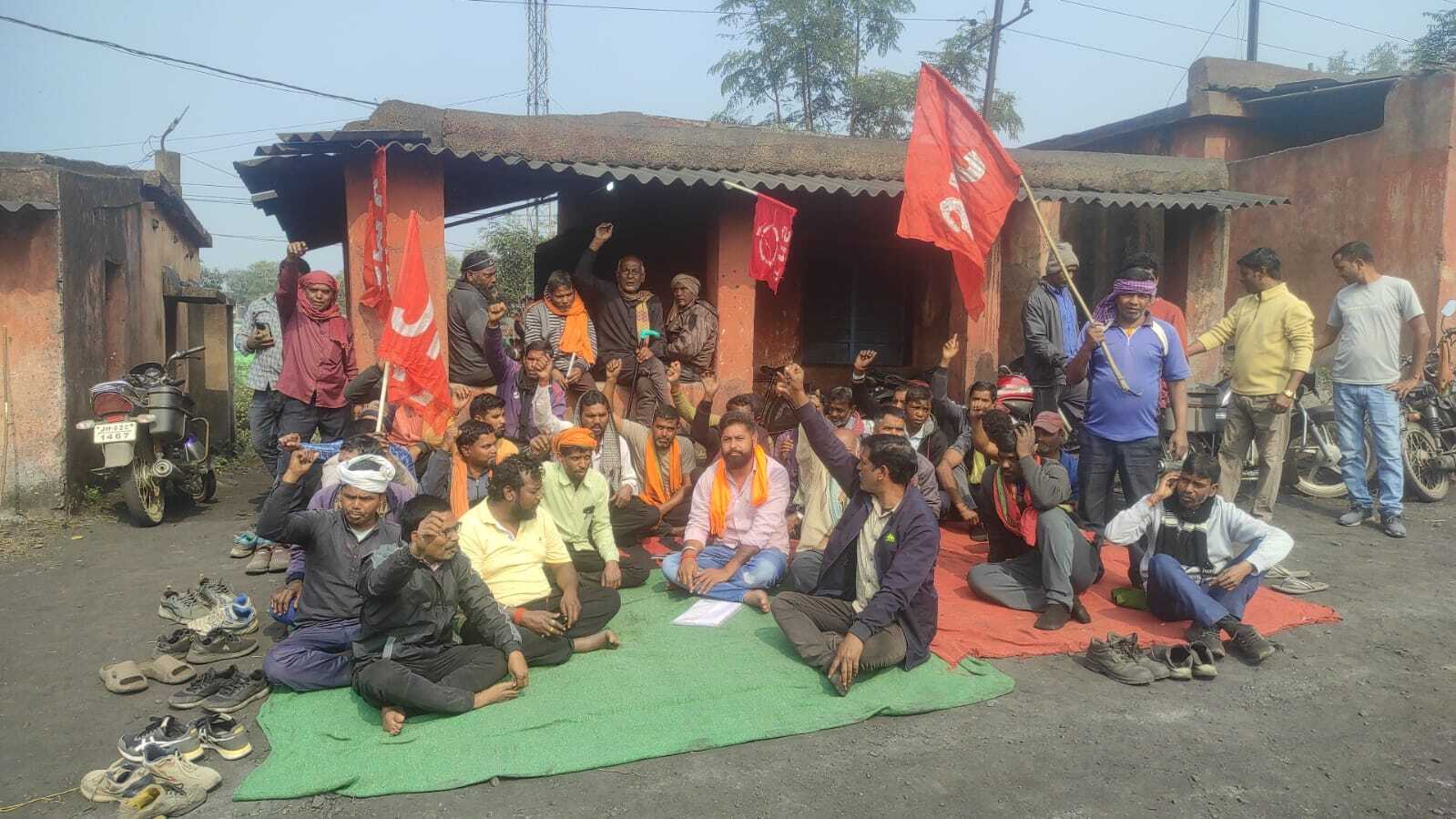 वेतन बढ़ोतरी की मांग को लेकर मुंशी हड़ताल पर