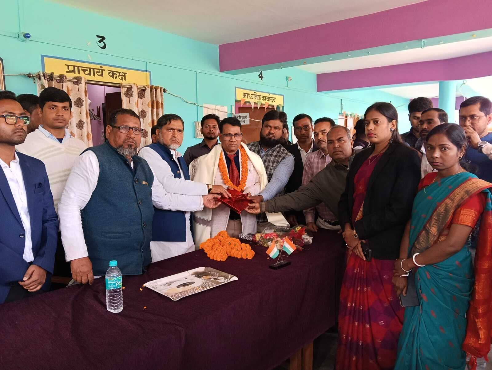 स्थानांतरण पर शिक्षक को दी गई विदाई